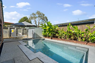/international/au/25-pinaroo-street-battery-hill-qld-151251420/