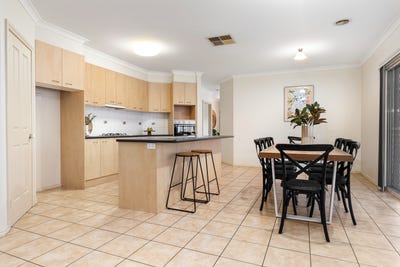 /international/au/23-winnell-court-thurgoona-nsw-151453140/