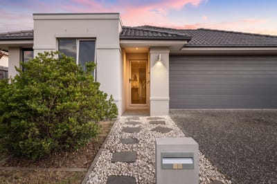 /international/au/18-korac-drive-bellbird-park-qld-152582820/
