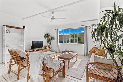 /international/au/74-3-eshelby-drive-cannonvale-qld-151028412/