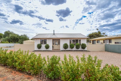 /international/au/17-frith-road-crystal-brook-sa-151231460/
