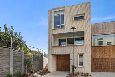 /international/au/8-pilot-place-rippleside-vic-151341472/