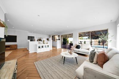 /international/au/30-bankfield-retreat-ocean-reef-wa-151257336/