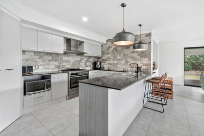/international/au/21-graduation-street-thrumster-nsw-151166168/