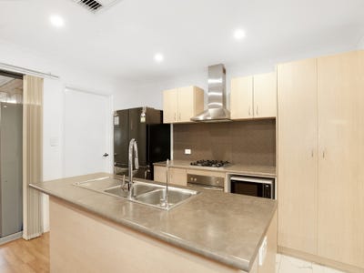 /international/au/7-26-mangosteen-drive-forrestfield-wa-151236676/