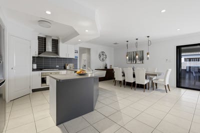 /international/au/4-scenic-drive-murrumba-downs-qld-151430072/