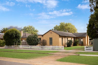 /international/au/102-wills-street-dunkeld-vic-150992796/