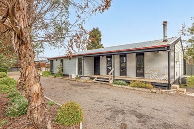 /international/au/2-hills-road-marong-vic-151427752/