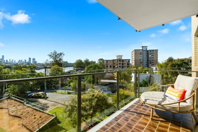 /international/au/15-36-jerdanefield-road-st-lucia-qld-151816508/