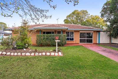 /international/au/19-magnolia-street-centenary-heights-qld-152160796/