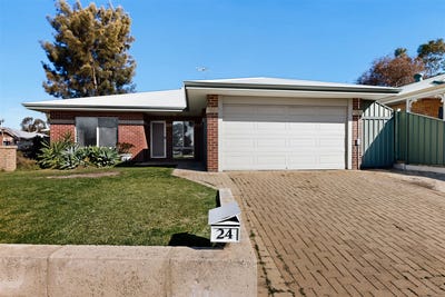 /international/au/24-reseda-elbow-banksia-grove-wa-151611748/