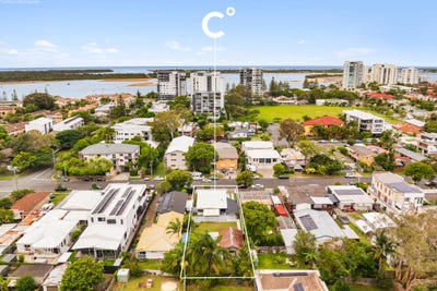 /international/au/18-middle-street-labrador-qld-151197692/
