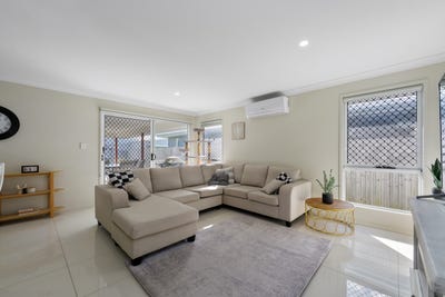 /international/au/8-village-boulevard-pimpama-qld-151522464/