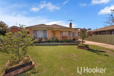 /international/au/4-brennan-street-melton-south-vic-151378188/