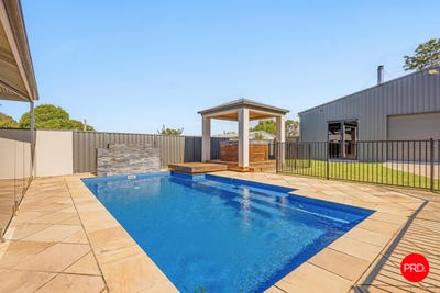 /international/au/10-rose-street-california-gully-vic-150720448/