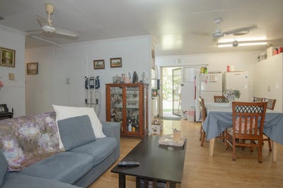 /international/au/150-rainbow-street-biloela-qld-150690196/