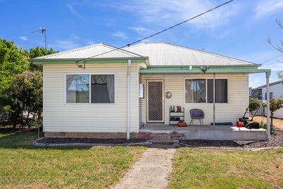 /international/au/76-east-street-north-wagga-wagga-nsw-152634700/