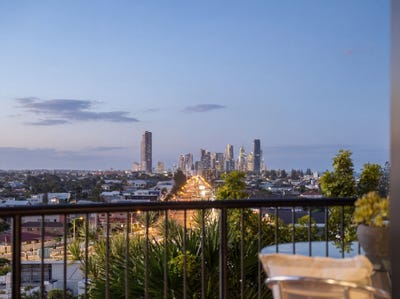 /international/au/a30-1-great-hall-dr-miami-qld-150633568/