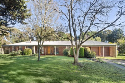/international/au/6-bowkett-close-romsey-vic-151645952/
