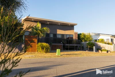 /international/au/1-cabernet-court-hawley-beach-tas-150674456/
