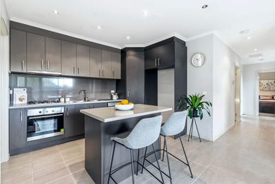 /international/au/7b-thornbill-drive-werribee-vic-152098096/