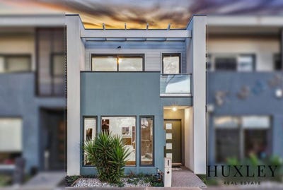 /international/au/7-armstrong-walk-fraser-rise-vic-150811856/