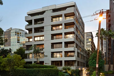 /international/au/1-73-queens-road-melbourne-vic-151381892/