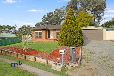 /international/au/19-sauternes-place-eschol-park-nsw-148534916/