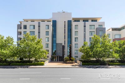 /international/au/5005-2-sovereign-point-court-doncaster-vic-151616056/
