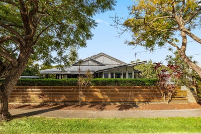 /international/au/61-dover-street-hawthorne-qld-151457444/