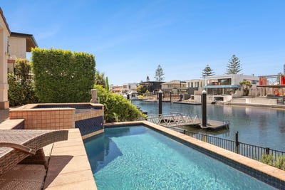 /international/au/2-29-vespa-crescent-surfers-paradise-qld-152572988/