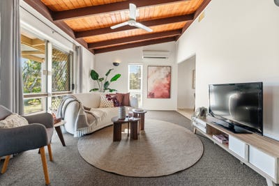 /international/au/19-cotswold-street-mount-warren-park-qld-151424256/