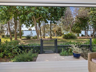 /international/au/113-8-spinnaker-drive-sandstone-point-qld-148566184/?lang=en