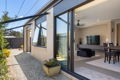 /international/au/25-st-martins-place-mount-clear-vic-152031788/