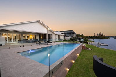 /international/au/9-entrance-island-bokarina-qld-151285652/