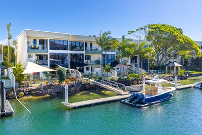 /international/au/4-23-25-madang-crescent-runaway-bay-qld-148555348/