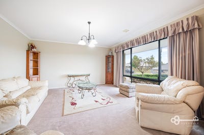 /international/au/9-emerald-drive-mount-gambier-sa-151399744/