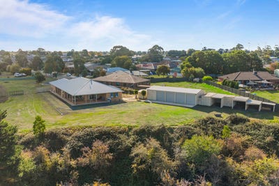 /international/au/13-valley-view-court-sebastopol-vic-150972772/