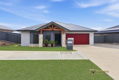 /international/au/20-grand-meadows-drive-tamworth-nsw-151479368/