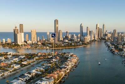 /international/au/47-admiralty-drive-paradise-waters-qld-152377432/