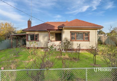/international/au/74-gavan-street-broadford-vic-151357240/