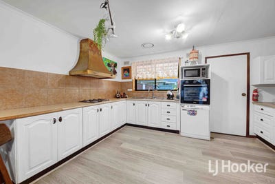/international/au/22-wilson-road-melton-south-vic-151090084/