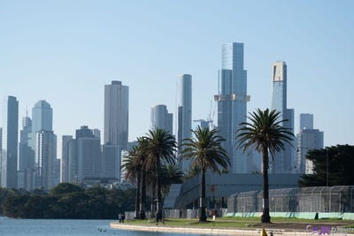 /international/au/104-77-queens-road-melbourne-vic-151168596/