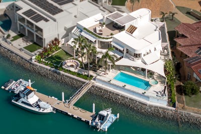 /international/au/13-seacrest-court-raby-bay-qld-150104024/