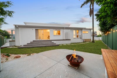 /international/au/21-yoorana-place-broadbeach-waters-qld-151475392/