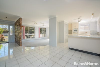 /international/au/8-alexandra-close-clinton-qld-151131980/