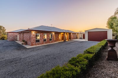 /international/au/8-hunt-drive-robinvale-vic-152529560/