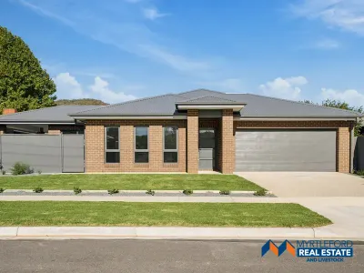 /international/au/10-moore-street-myrtleford-vic-152568888/
