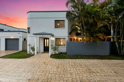 /international/au/15-33-elizabeth-street-urangan-qld-148352688/
