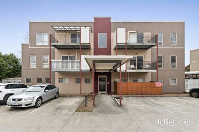 /international/au/11-12-18-bourke-street-ringwood-vic-148679432/